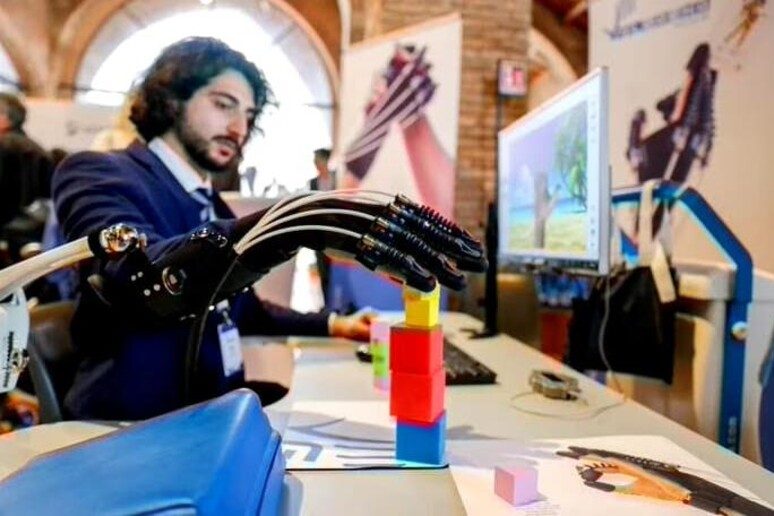 Mano robotica al Festival